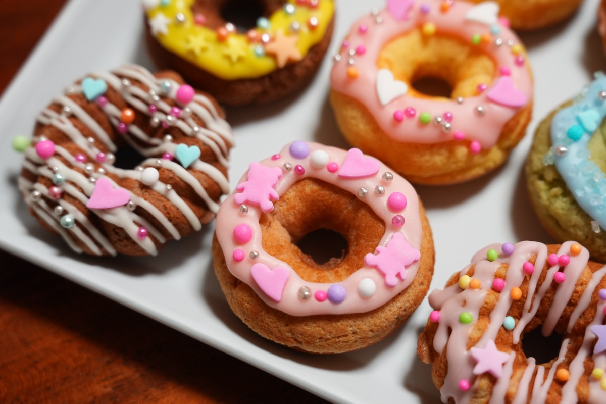 デコレーション済みドーナツを上から見た写真