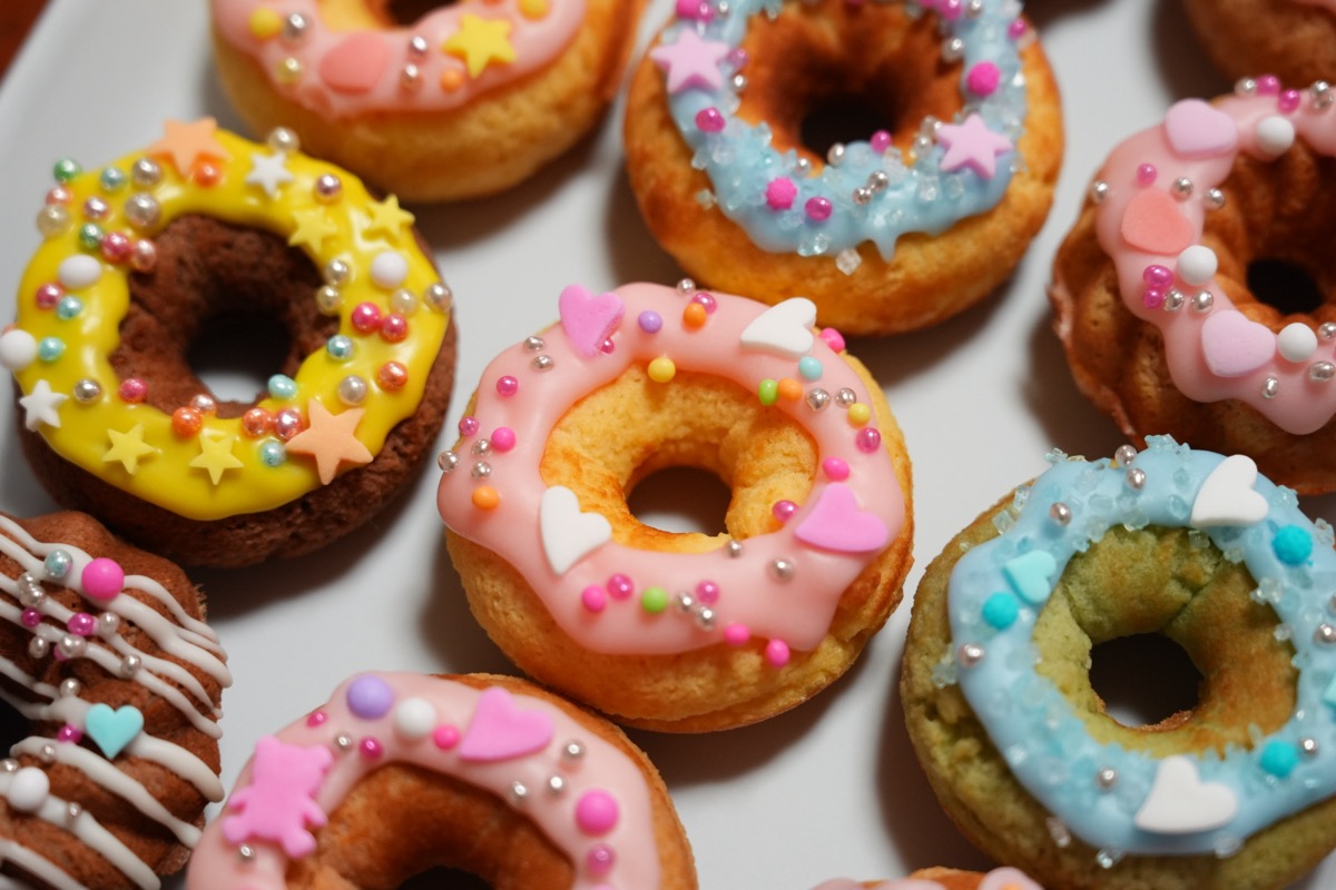 アイシングとスプリンクルで飾られたドーナツのアップ