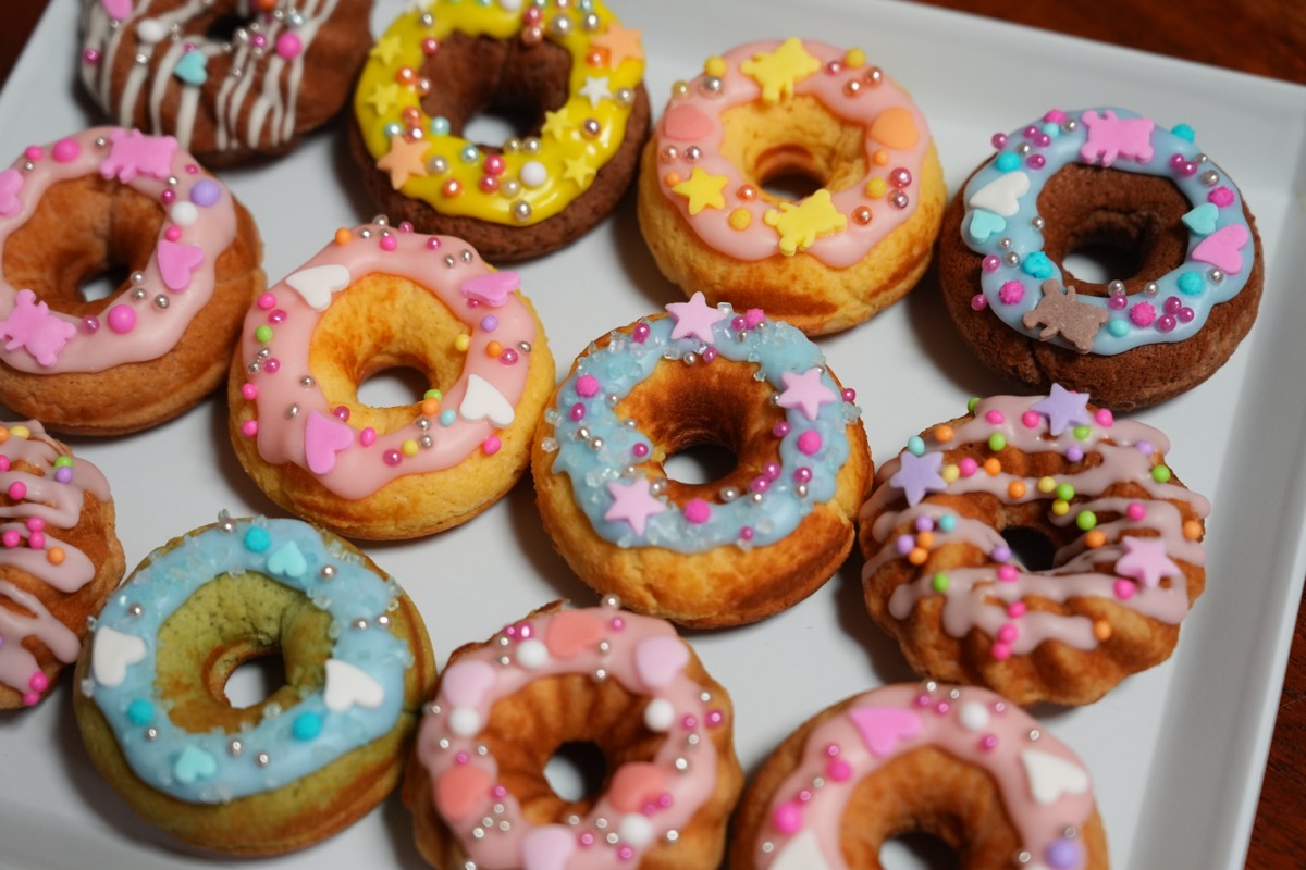 カラフルなアイシングとスプリンクルで飾られたデコドーナツのクローズアップ