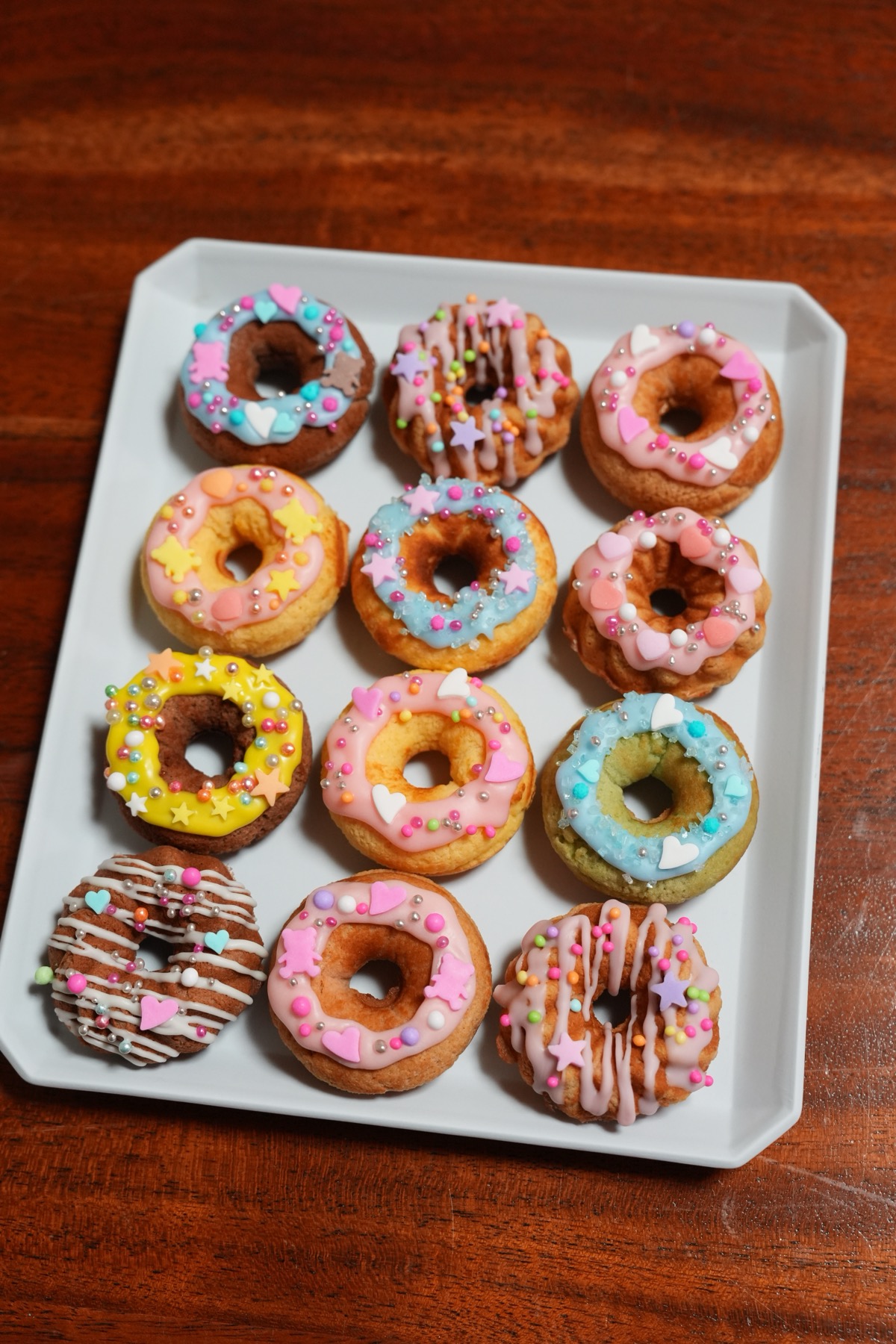 4色のデコレーション焼きドーナツがトレーに並んだ完成写真