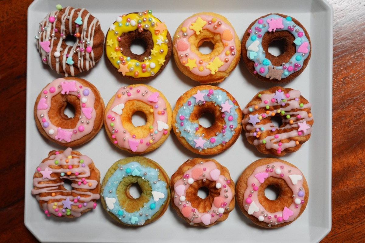 チョコ・プレーン・いちごビーツなど4種類の焼きドーナツ